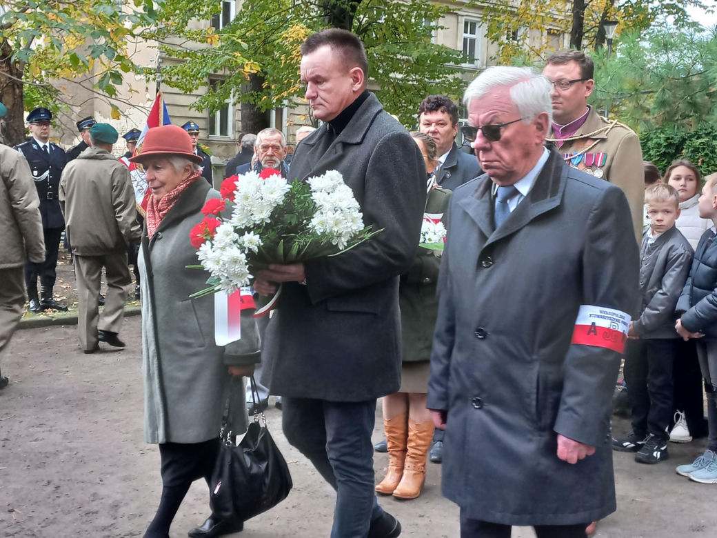 Zapalono znicze dla rozstrzelanych mieszkańców Leszna. W rocznicę tragicznych wydarzeń [ZDJĘCIA]