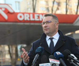 Konferencja Przemysława Czarnka na stacji paliw koncernu Orlen w Warszawie