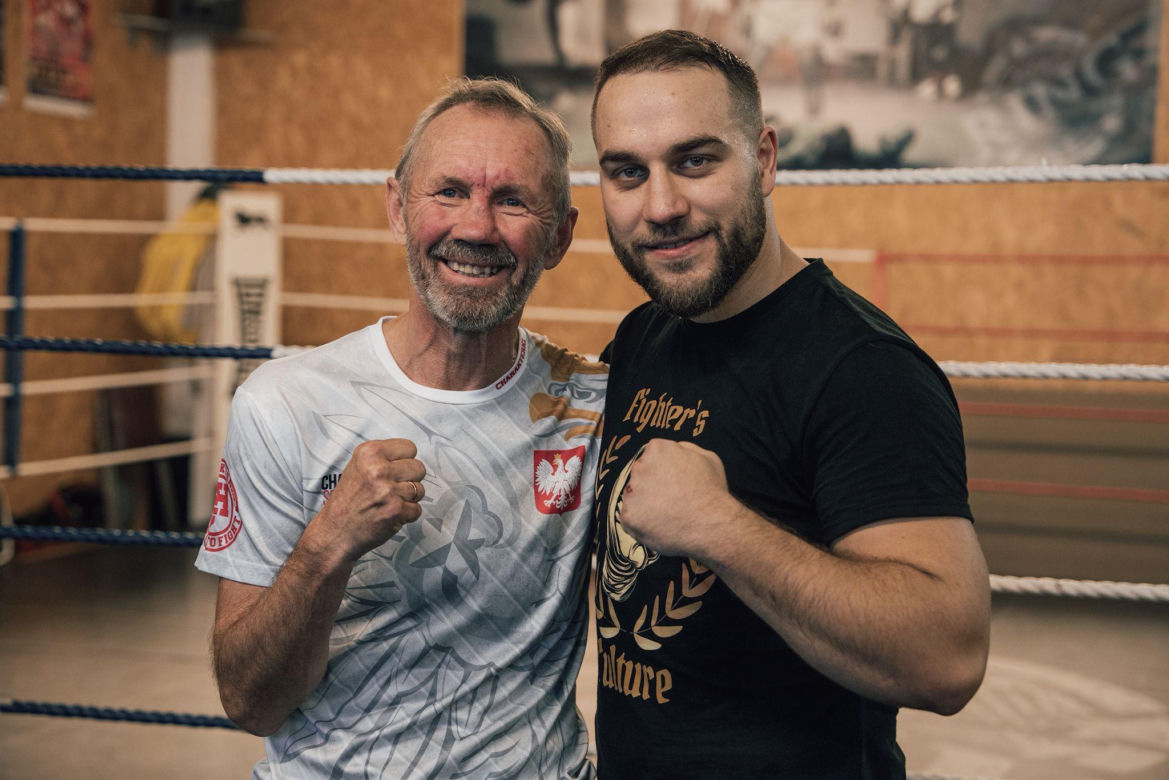 Waldemar Nawrocki i Adrian Domalewski pomagają Anielce