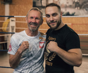 Waldemar Nawrocki i Adrian Domalewski pomagają Anielce