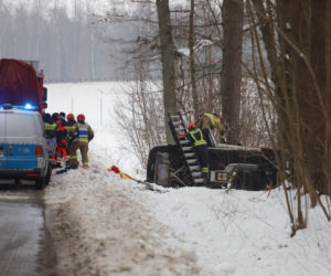 Poważny wypadek na Warmii i Mazurach. Lód paraliżuje region