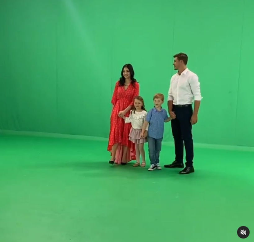 Nowa czołówka M jak miłość. Marcin (Mikołaj Roznerski), Iza (Adriana Kalska), Szymek (Staś Szczypiński), Maja (Laura Jankowska)