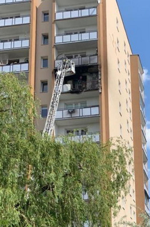 Pożar bloku na Gocławiu. Balkon wieżowca stanął w ogniu