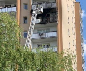 Pożar bloku na Gocławiu. Balkon wieżowca stanął w ogniu