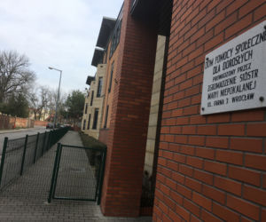 Płot zajął większą część chodnika