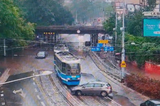 Wrocław paraliżuje potężna ulewa. Zalane ulice i torowiska