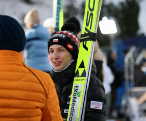 Kacper Tomasiak zaliczył dramatycznie wyglądający upadek w Vikersund