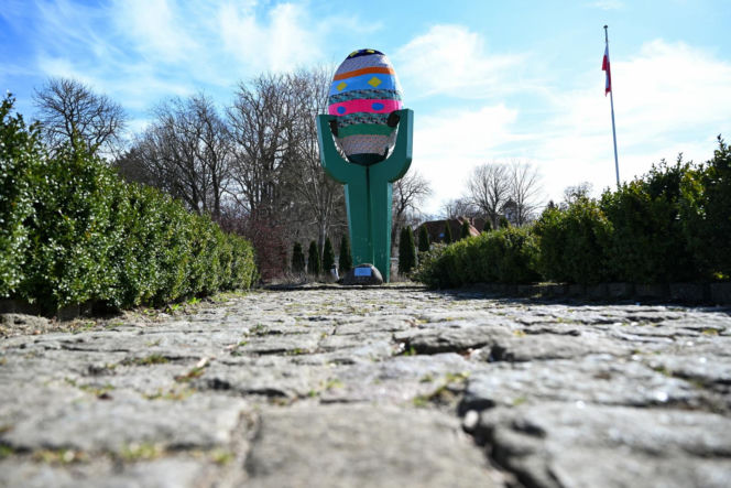 Pomnik Ziemniaka w wielkanocnej odsłonie