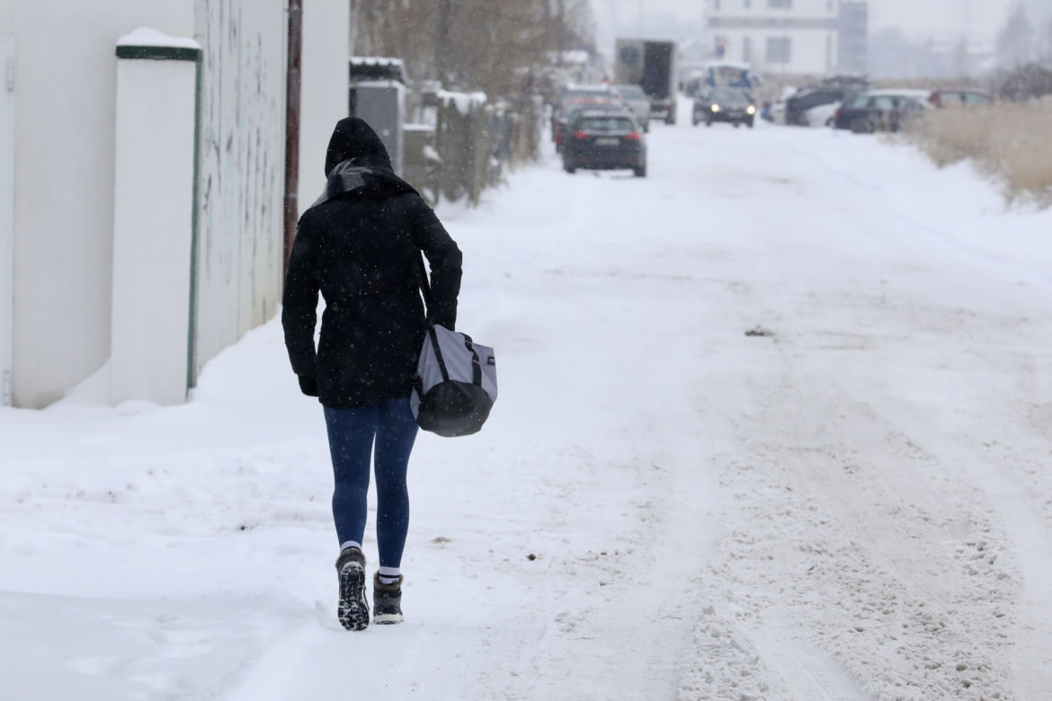 Warszawa nie radzi sobie z atakiem zimy. Chodniki toną w śniegu