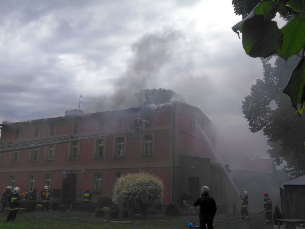 Pożar Wierzbica Dolna. Płonie poddasze trzypiętrowego budynku