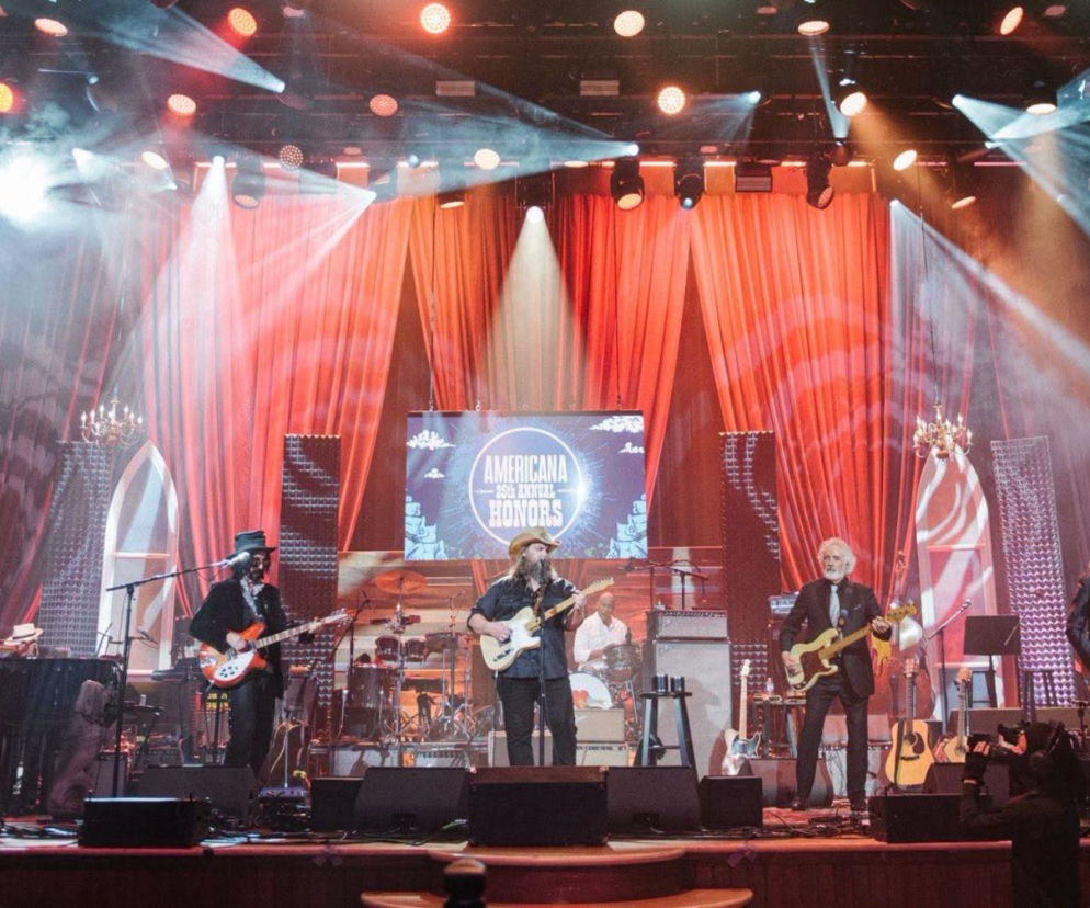 Zespół The Heartbreakers i Chris Stapleton na scenie podczas koncertu. O ich powrocie przeczytasz na EskaRock.