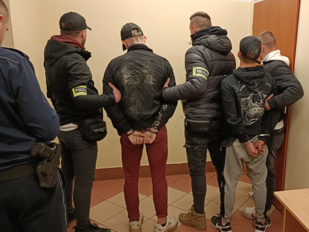 Niszczyli dla zabawy! Zdewastowali rowery miejskie i rzucali ławkami