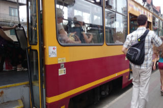 Łódź: Motorniczy przytrzasnął dziecko i strącił je POD TRAMWAJ. Nie reagował na krzyki. Rodzice przeżyli HORROR