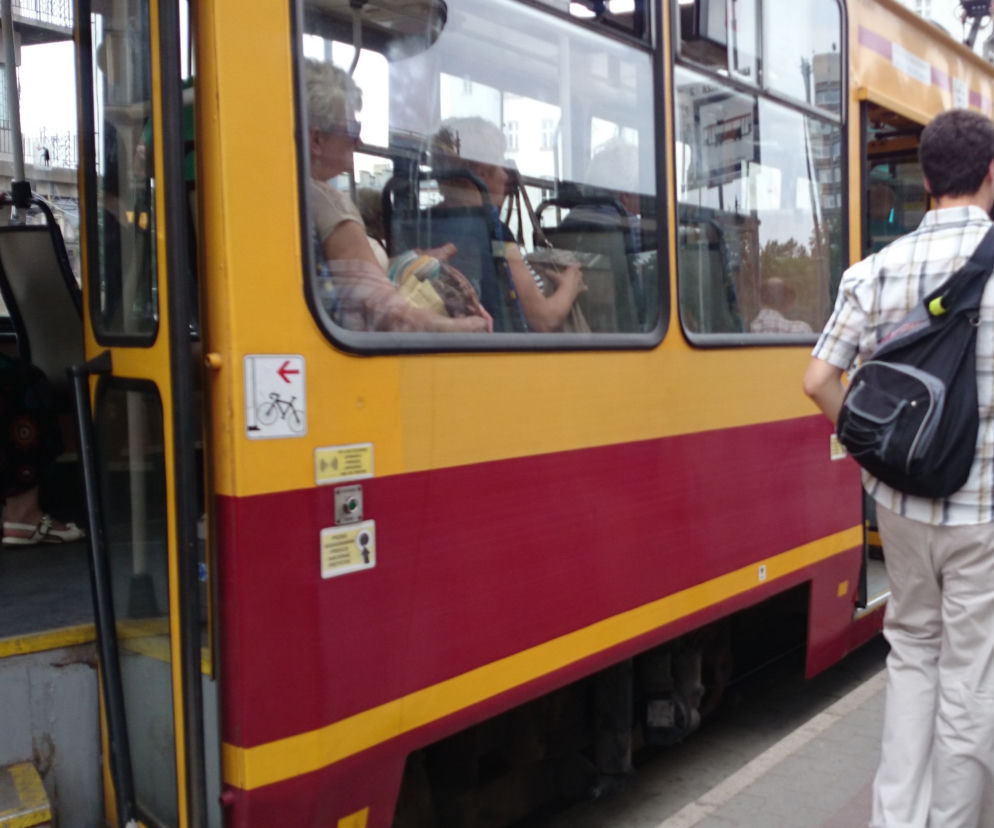 Łódź: Motorniczy przytrzasnął dziecko i strącił je POD TRAMWAJ. Nie reagował na krzyki. Rodzice przeżyli HORROR
