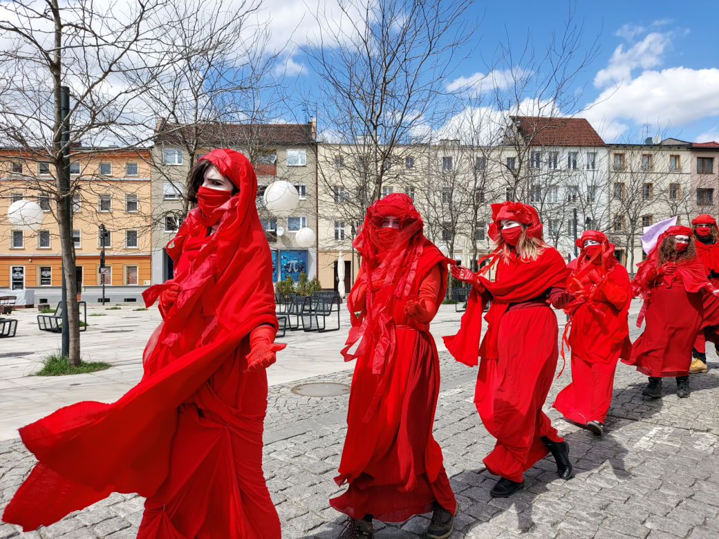 PRZERAŻAJĄCA manifestacja w centrum miasta! Milczący protest przypomniał o masowym wymieraniu [ZDJĘCIA]