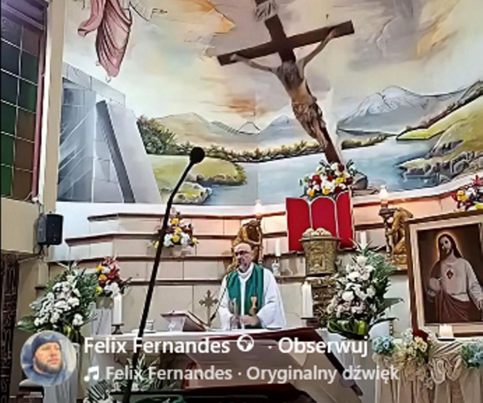 Ksiądz odprawiający mszę pod wiszącym na ścianie krzyżem. O tragedii w Ekwadorze przeczytasz na SE.