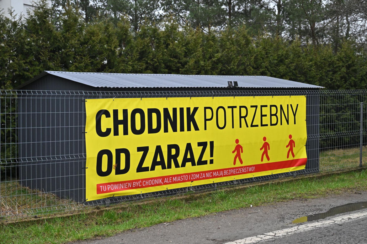 "Chcemy chodnika i autobusu". Mieszkańcy ul. Szamocin na Białołęce apelują do urzędników