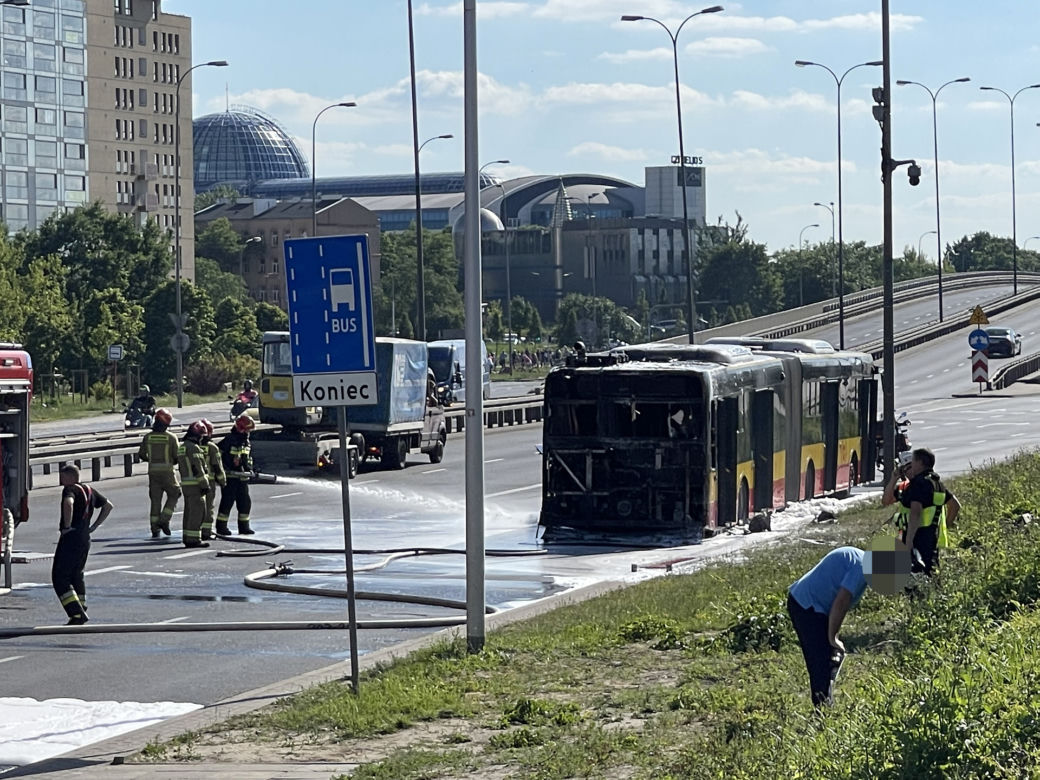Gigantyczny pożar na Dworcu Zachodnim. Płonął autobus miejski