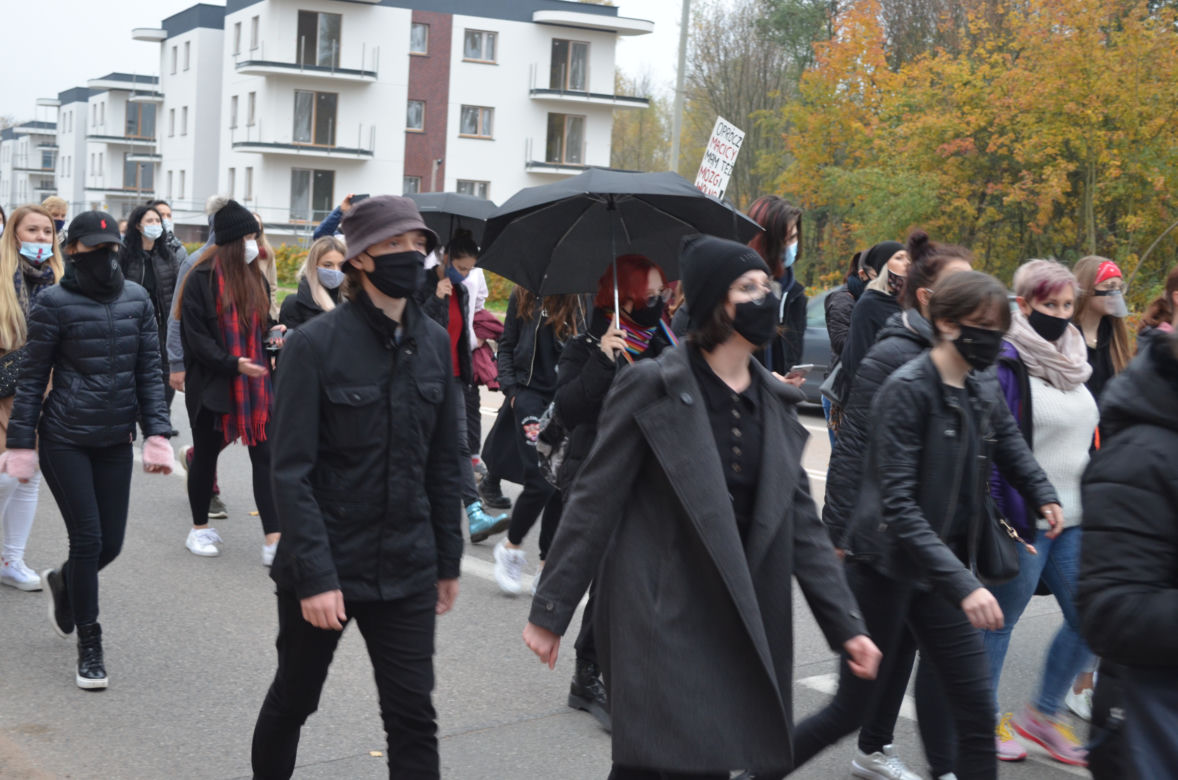 "Z KOBIETAMI NIE WYGRACIE" w Starachowicach też protestowali przed biurami posłów PiS 