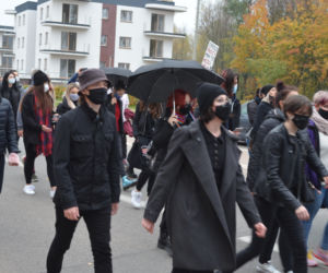 Z KOBIETAMI NIE WYGRACIE w Starachowicach też protestowali przed biurami posłów PiS 