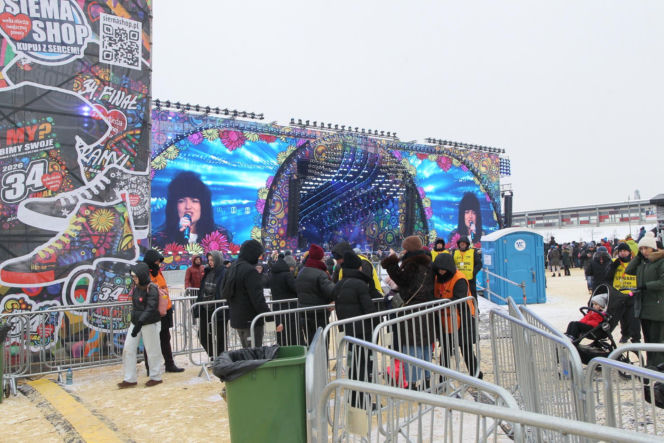 Zbierali do puszki na zdrowe brzuszki. Serduszkowe szaleństwo opanowało stolicę