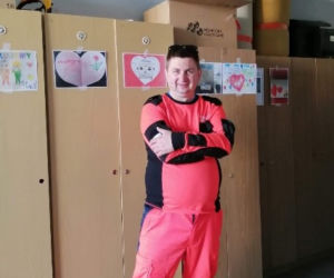 Ratownicy ze szpitala w Lesznie dostają laurki 