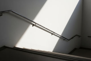 Seryjny napad na seniorki w Katowicach. Co łączy brutalne ataki w windzie i na ulicy?