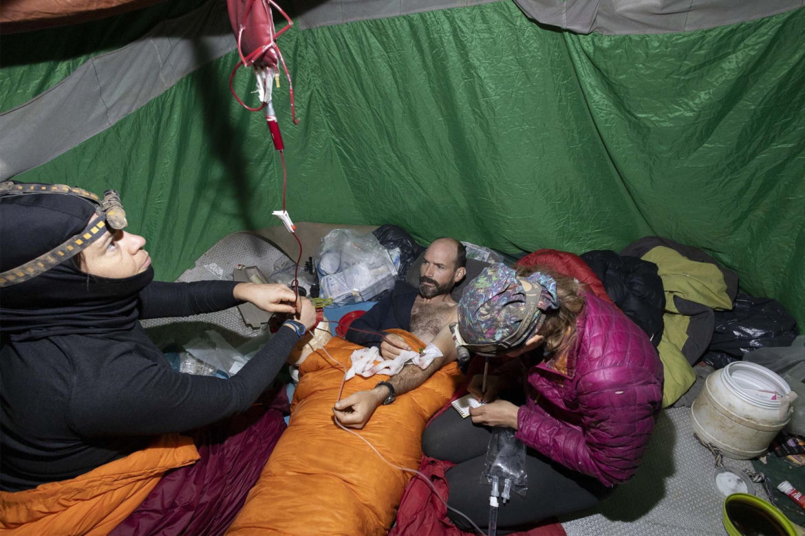 Dramatyczna akcja ratunkowa amerykańskiego naukowca. Polacy przetransportowali go bliżej wyjścia z jaskini