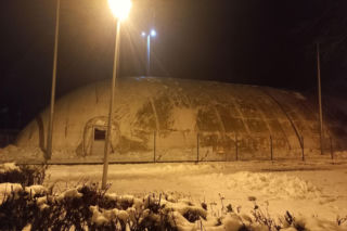 Jest! Zadaszenie nad lodowiskiem w Lesznie znów stoi [ZDJĘCIA]
