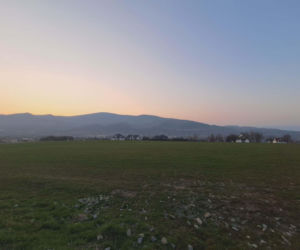 Beskidzka wieś jak z pocztówki. W tle dramaty z II wojny światowej