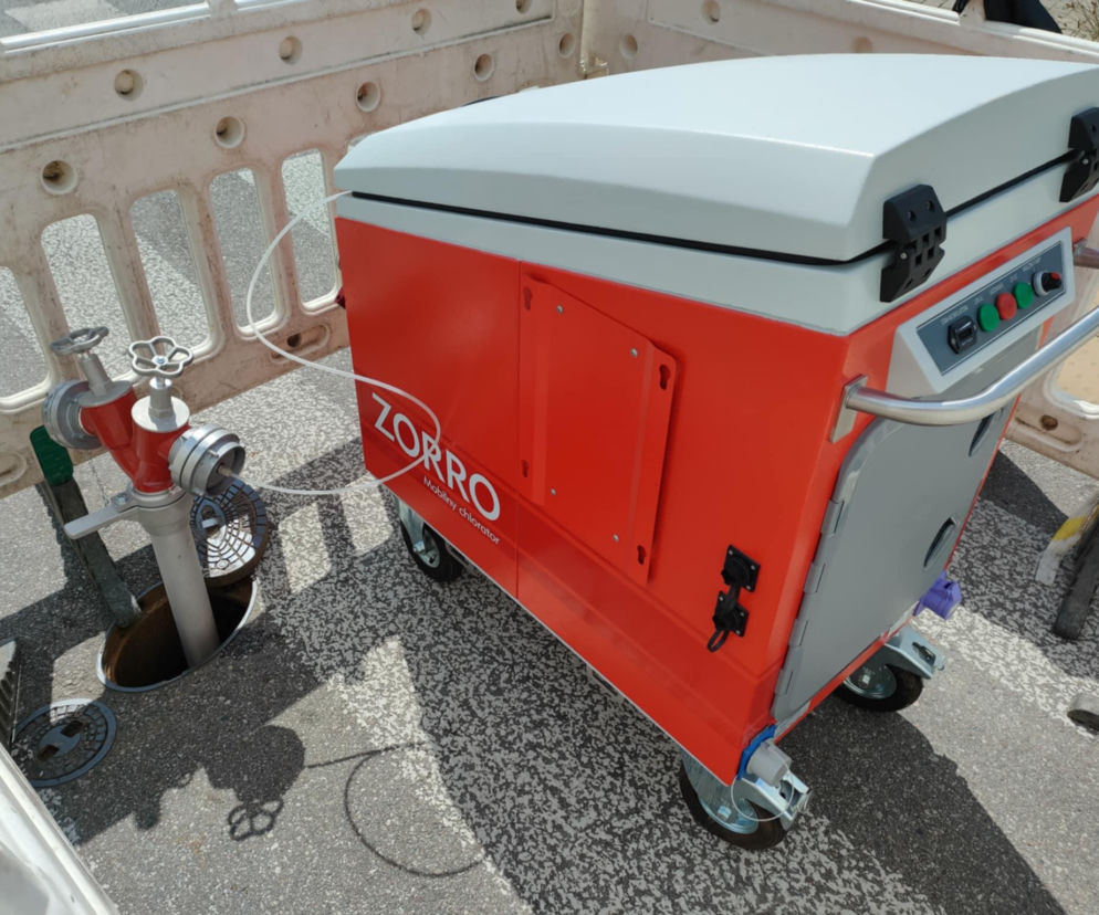 Mobilny chlorator Zorro podłączony do hydrantu w Łomży. O czyszczeniu sieci wodociągowej przeczytasz na Eska Łomża.