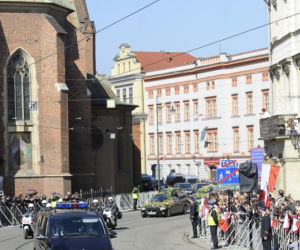 Trumny pary prezydenckiej już w Bazylice Mariackiej
