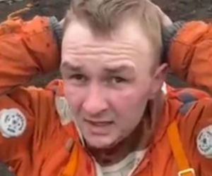 Rosyjski samolot zestrzelony! Piloci na kolanach błagali o litość 