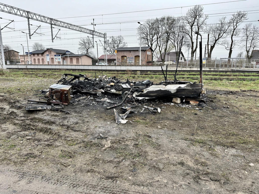 Mężczyzna zginął w nocnym pożarze przyczepy kempingowej