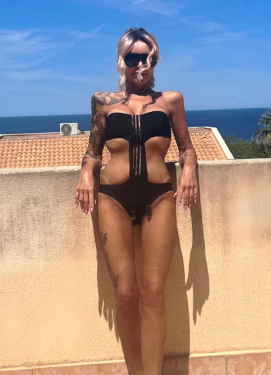 Ewa Minge w skąpym bikini. Tak 57-latka wdzięczy się do aparatu