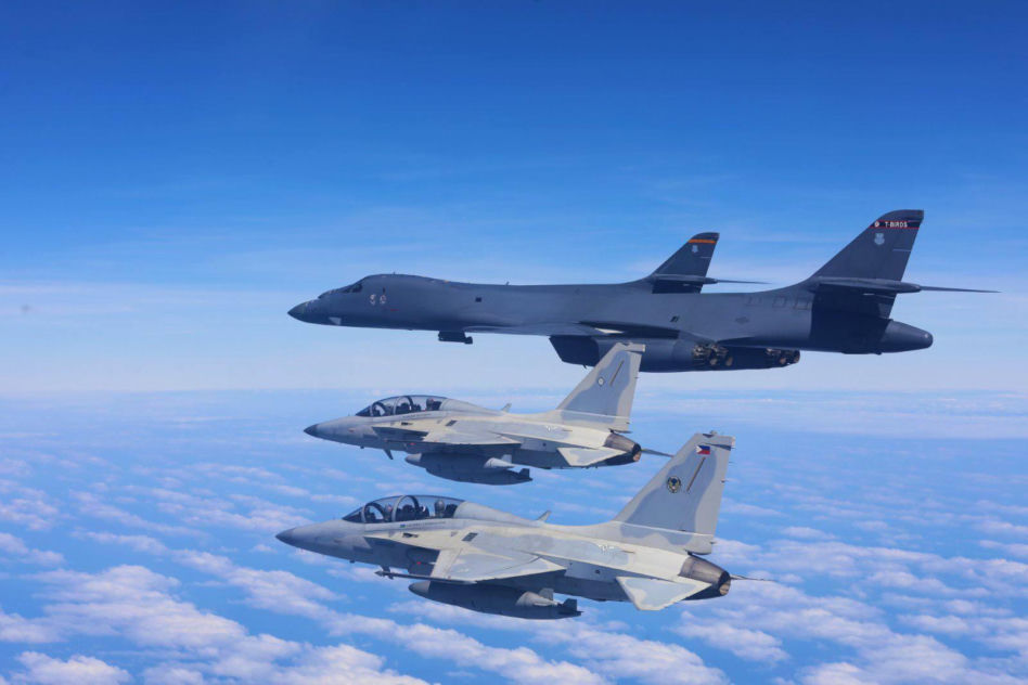 FA-50 i samolot B-1