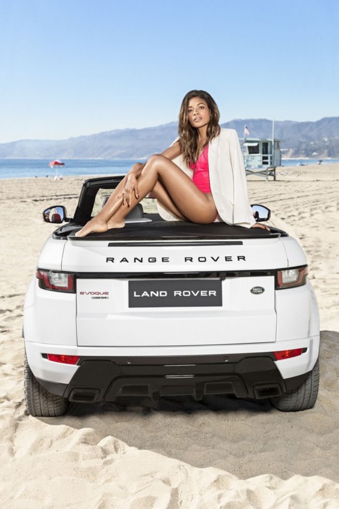 Dzieczyna Bonda Naomie Harris pozuje z Range Roverem Evoque kabrio 