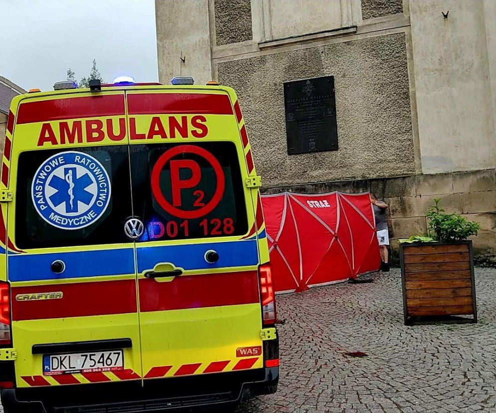 Auto nagle zjechało na chodnik. Tragiczny finał wypadku w Bardzie