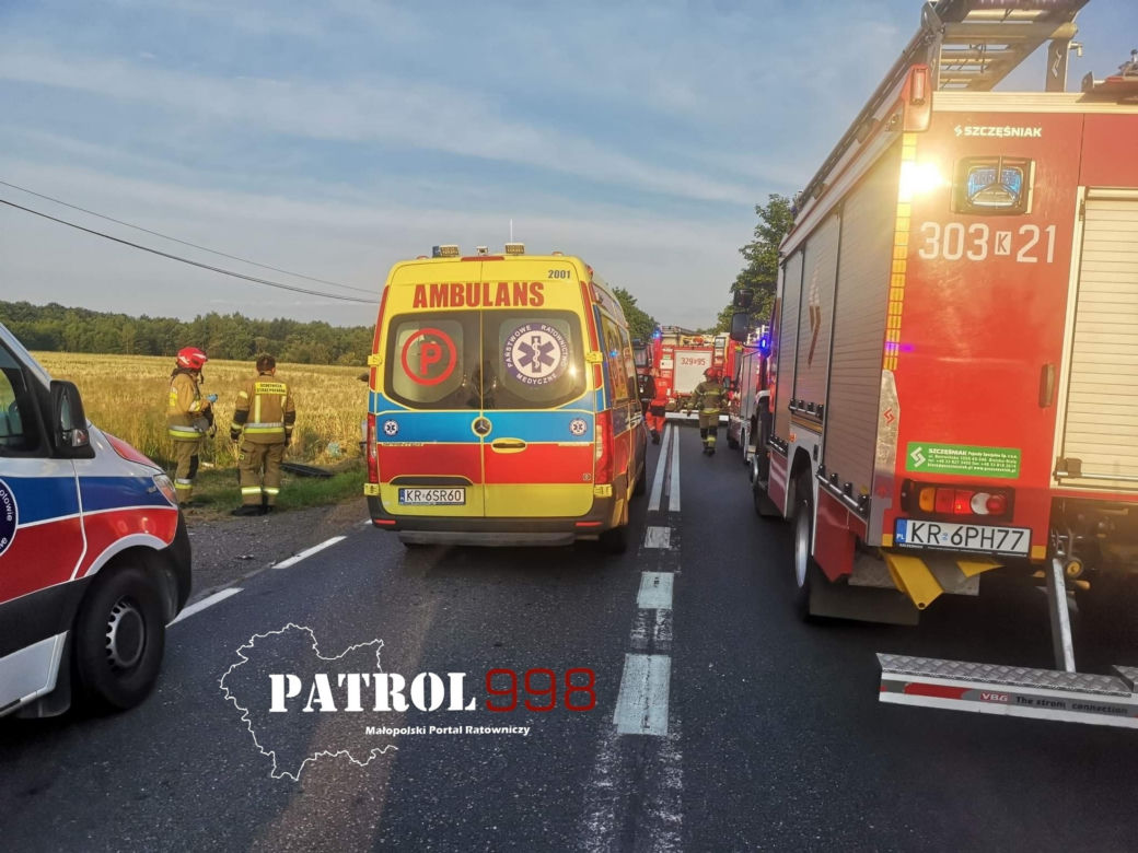 Śmiertelny wypadek pod Krakowem. Czołowe zderzenie dwóch aut. Jedna ofiara, sześć osób rannych [ZDJĘCIA]