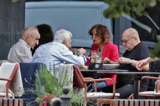 Premier Jerzy Buzek chłodzi się piwkiem