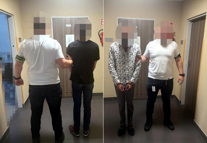 Dwaj aresztowani mężczyźni, 22-latek i 19-latek, prowadzeni przez funkcjonariuszy policji, po lewej z tyłu, po prawej z przodu, z zakrytymi twarzami, zatrzymani za próbę oszustwa 88-latki, przedstawieni w artykule na naszym portalu.