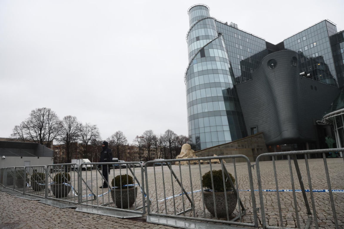 Barierki pod siedzibą TVP w Warszawie