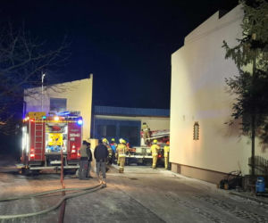 Duże straty po pożarze w Brennie niedaleko Leszna. Spłonął magazyn z częściami