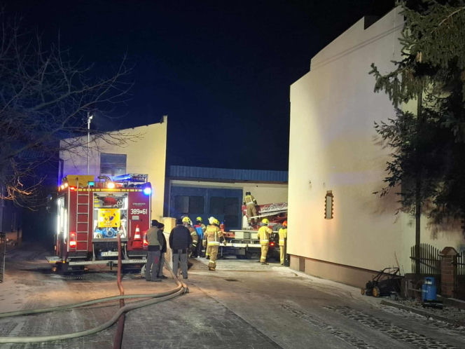 Duże straty po pożarze w Brennie niedaleko Leszna. Spłonął magazyn z częściami