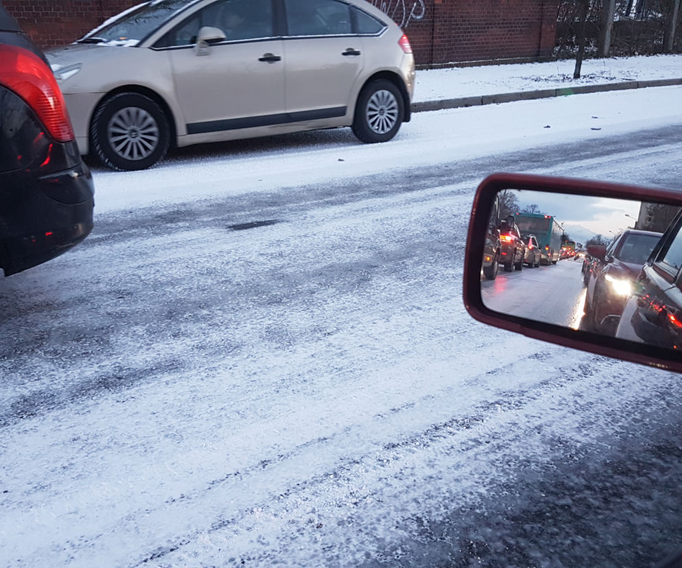 Cała Polska w alertach. IMGW ostrzega przed marznącym deszczem i mrozem 