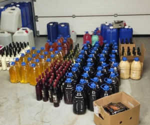 Nielegalna bimbrownia w Podlaskiem. KAS przejęła ponad 2 tys. litrów alkoholu i zacieru