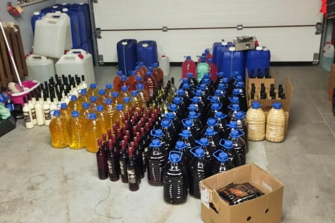 Nielegalna bimbrownia w Podlaskiem. KAS przejęła ponad 2 tys. litrów alkoholu i zacieru
