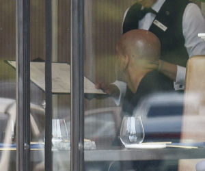 Przejada alimenty w luksusowych restauracjach