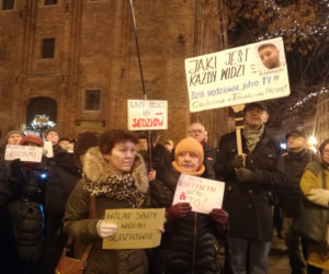 Manifestacja w obronie sądownictwa na Rynku Staromiejskim w Toruniu
