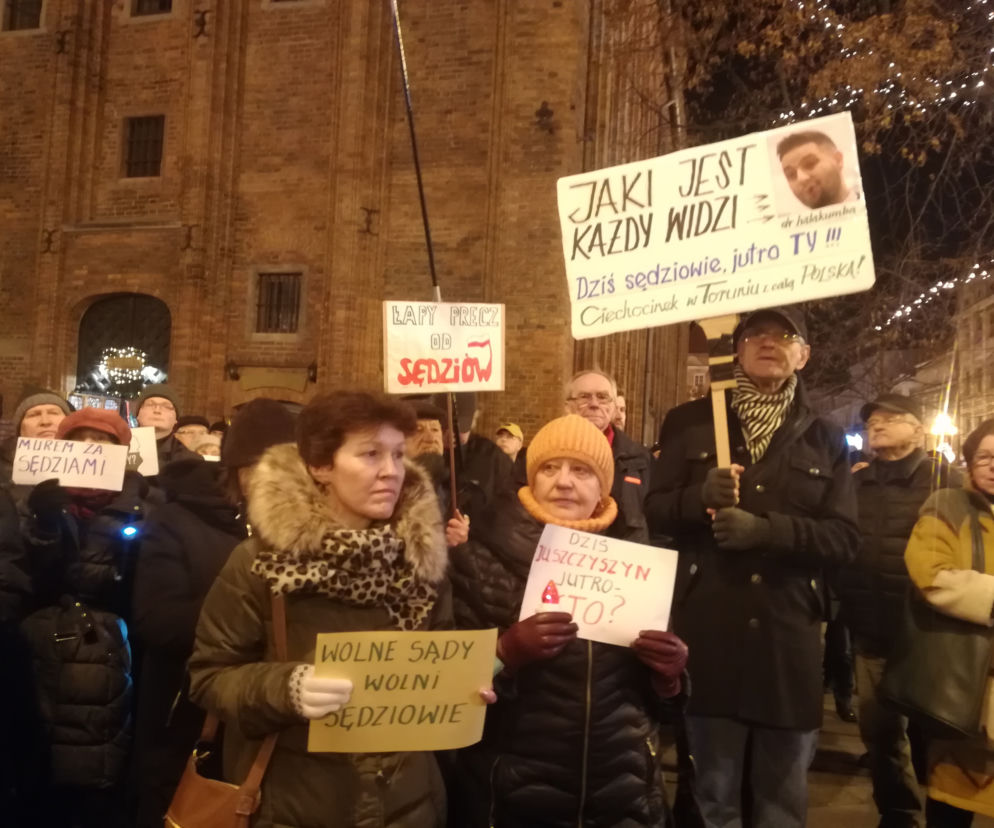 Manifestacja w obronie sądownictwa na Rynku Staromiejskim w Toruniu